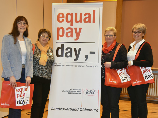 v.li:Gleichstellungsbeauftragte Astrid Brokamp, kfd Ständiger Ausschuss Frauen und Erwerbsarbeit: Ursula Junker Schlarmann, Ulrike kl. Hillmann, Jutta Arkenberg